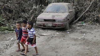Filipínci sa vracajú po veci, ignorujú hroziaci výbuch sopky