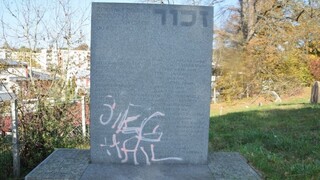 Sieg Hail, sprejoval chybne na židovský pomník. Odhalili ho