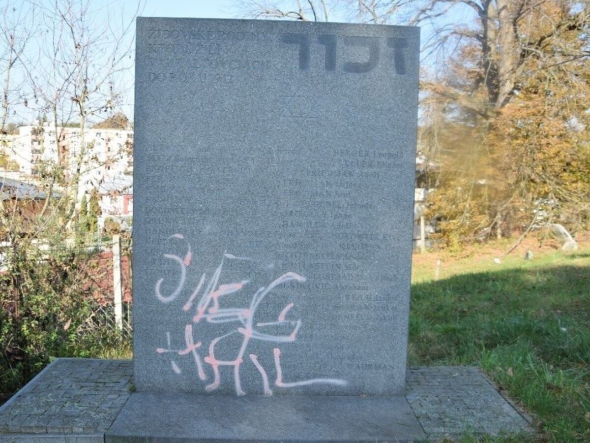 Sieg Hail, sprejoval chybne na židovský pomník. Odhalili ho