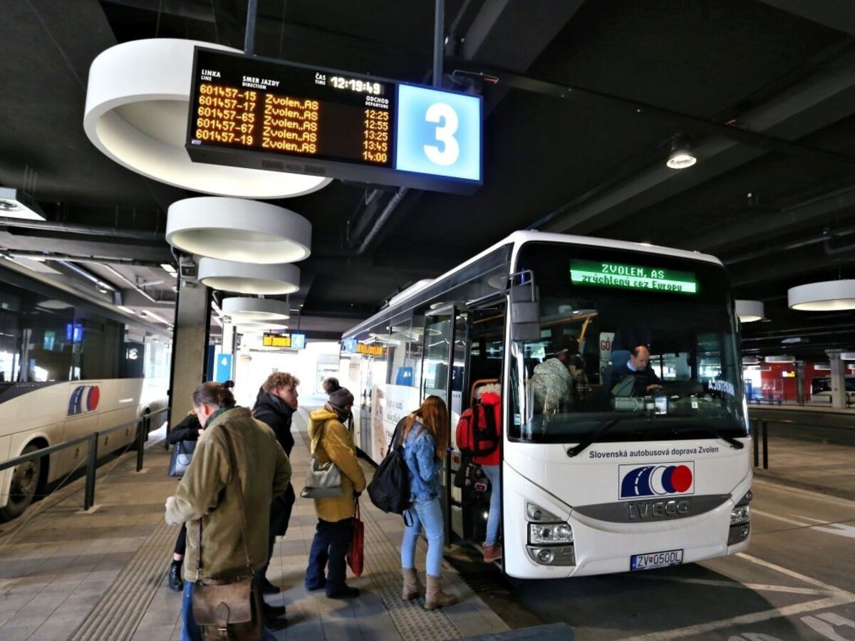 Doprava skolabuje, po fiasku zasadla v kraji bezpečnostná rada