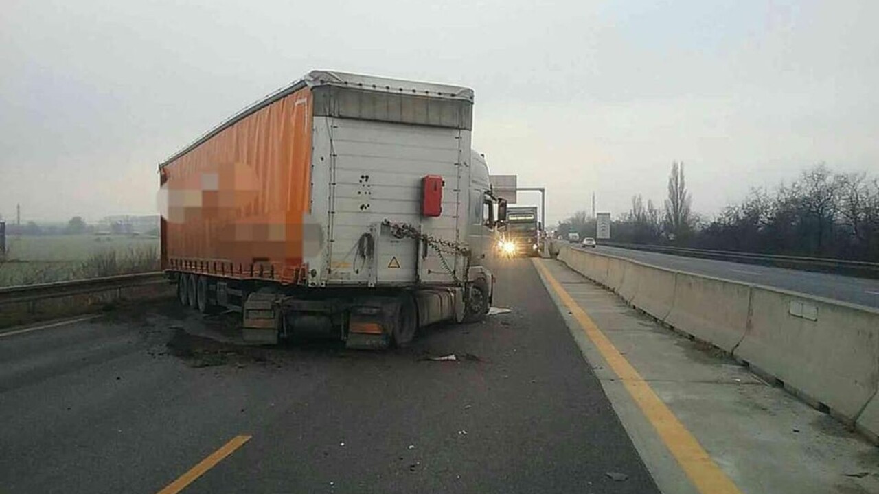 D1 je v smere z Bratislavy neprejazdná, skrížil sa tam kamión