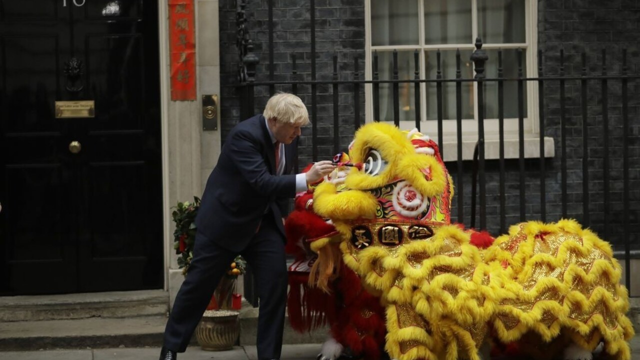 O krok bližšie k brexitu. Johnson podpísal rozvodovú dohodu