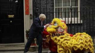 O krok bližšie k brexitu. Johnson podpísal rozvodovú dohodu