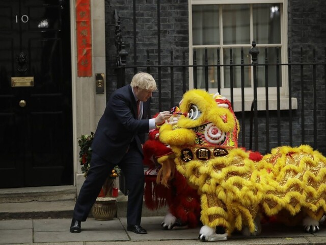 O krok bližšie k brexitu. Johnson podpísal rozvodovú dohodu