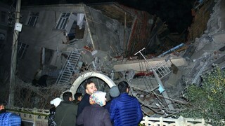 Obetí zemetrasenia pribúda, Turecko pomoc zahraničia nežiada