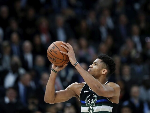 NBA: Milwaukee natiahlo v Paríži proti Charlotte víťaznú šnúru