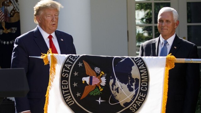 To je Star Trek? Na logu Trumpových Vesmírnych síl sa smejú