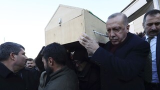 Erdogan navštívil zničené oblasti, varoval pred propagandou