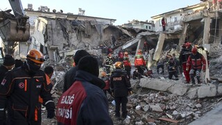 Zemetrasenie v Turecku má ďalšie obete, Erdogan sľubuje pomoc