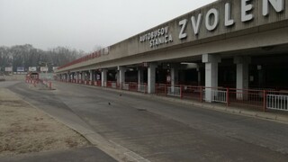 Autobusy v BBSK už druhý deň nepremávajú, cestujúci sú zmätení