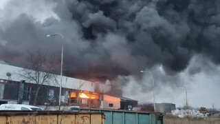 Proti veľkému požiaru výrobnej haly nasadili už vyše 80 hasičov