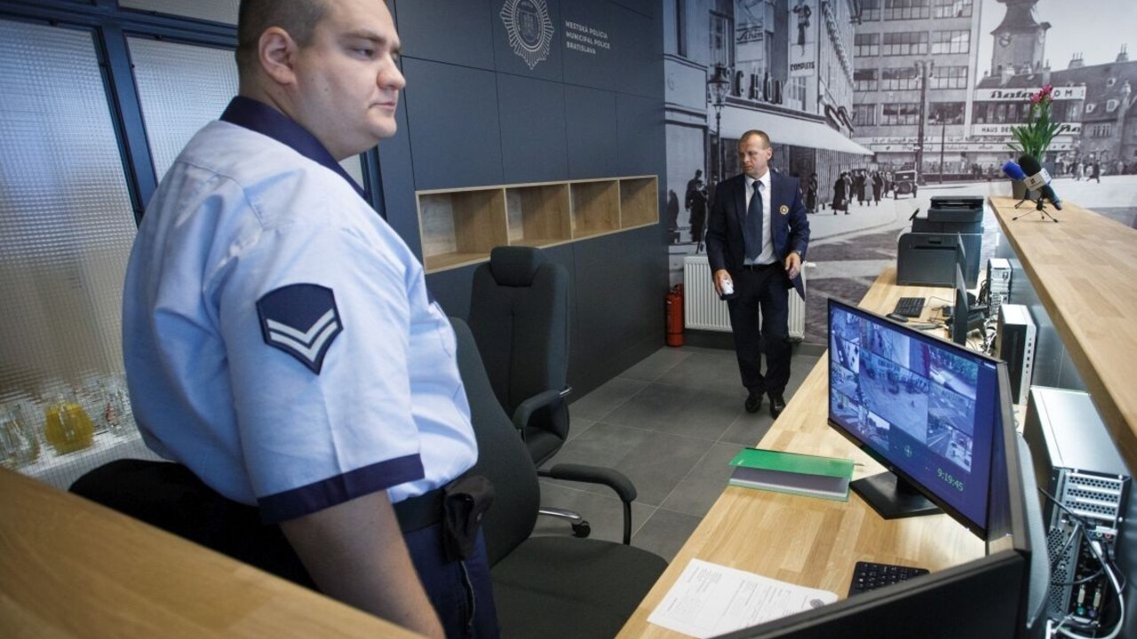 Do ulíc Bratislavy po krvavých incidentoch nasadia viac policajtov