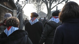 Nenávisť k Židom opäť silnie, varovali preživší v Auschwitzi