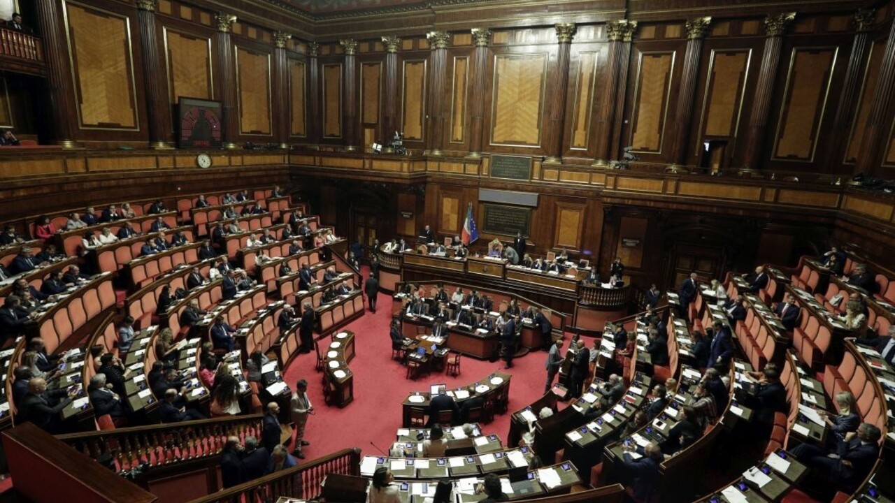 V Taliansku bude referendum o poslancoch, chcú skresať ich počet