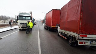 Kolóna kamiónov dosiahla až na diaľnicu, museli uzavrieť tunel