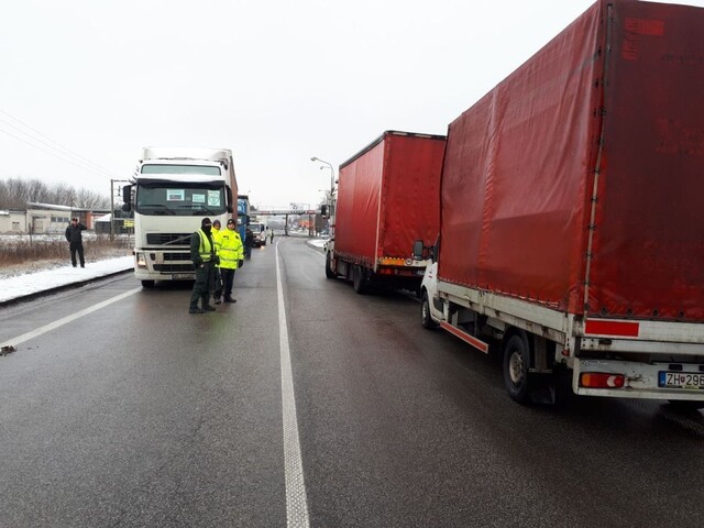 Kolóna kamiónov dosiahla až na diaľnicu, museli uzavrieť tunel