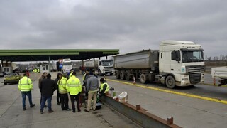 Kamionisti sa po zákroku polície stiahli z hraničných priechodov