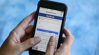 Facebook zakročí proti konšpiráciám o koronavíruse. Zmaže ich