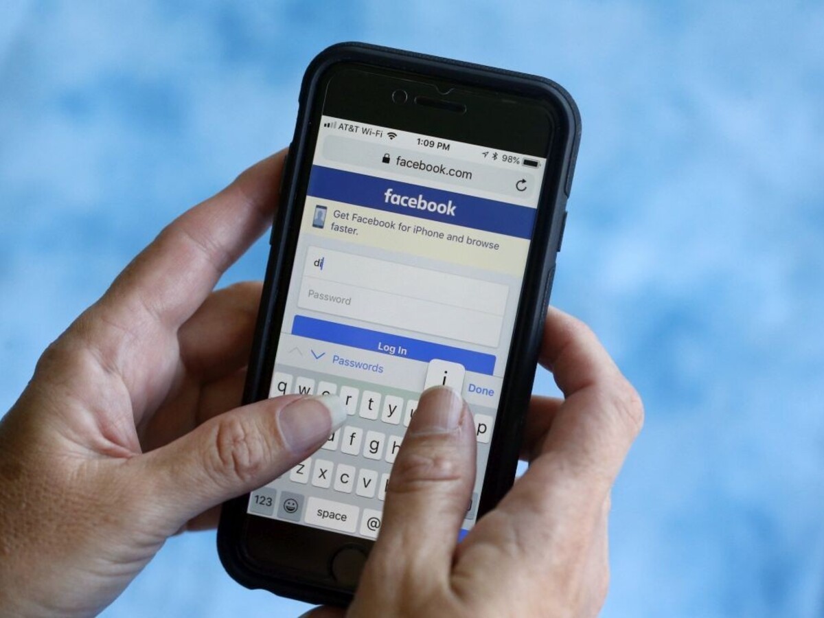 Facebook zakročí proti konšpiráciám o koronavíruse. Zmaže ich
