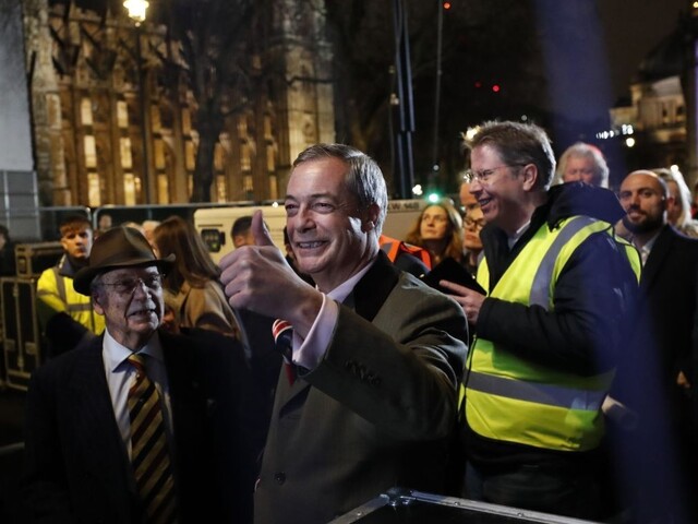Vystúpenie lídra Strany brexitu N. Faragea k odchodu z EÚ
