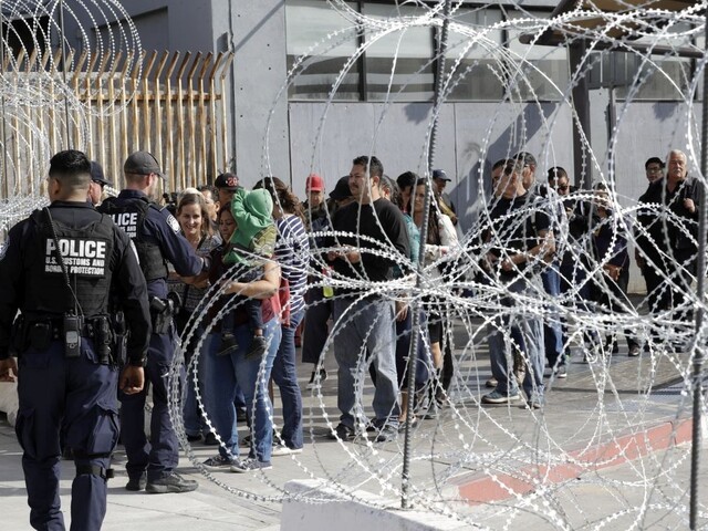 Karavána migrantov vyrazila do USA, pohraničníci sú v strehu