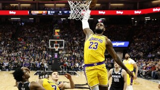 NBA: Prvá výhra Lakers od smrti Bryanta, James s triple double