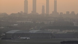 Poškodené lietadlo muselo po hodinách vo vzduchu núdzovo pristáť