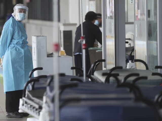 Mal horúčky a bolesti svalov. Hongkong hlási prvú obeť vírusu