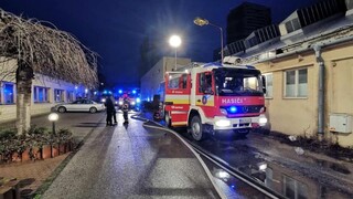 V bratislavskom sklade vypukol požiar, zasiahli desiatky hasičov