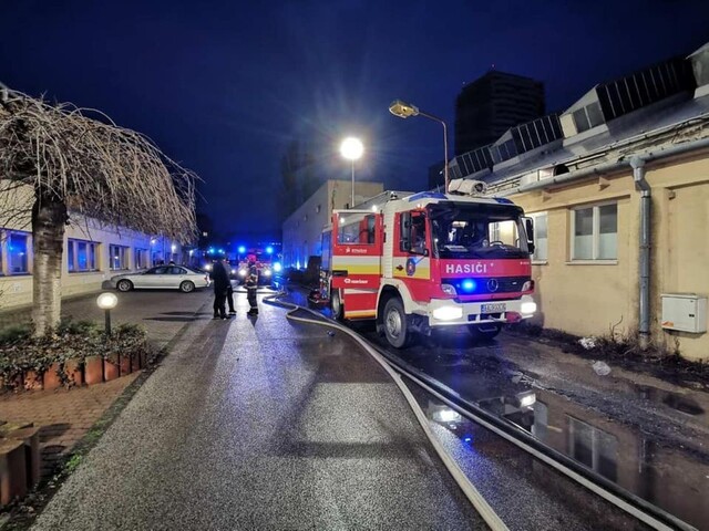 V bratislavskom sklade vypukol požiar, zasiahli desiatky hasičov