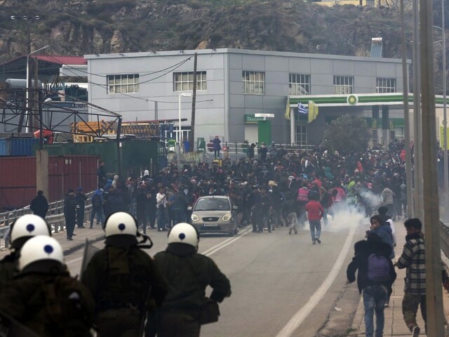 V Grécku protestujú nahnevaní migranti, trápia ich zlé podmienky