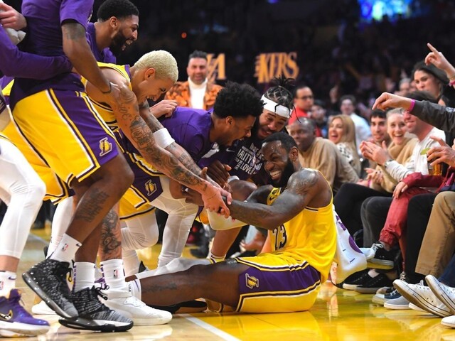 NBA: James potiahol Lakers k víťazstvu, v profilige sú druhí