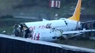 Lietadlo zišlo z pristávacej dráhy, rozlomilo sa na viacero častí