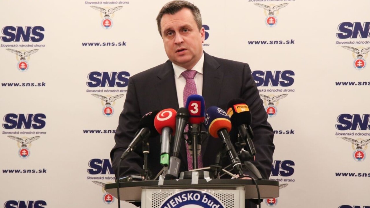 SNS sťahuje krajského šéfa z kandidátky, mal si písať s Kočnerom