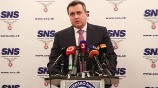 SNS sťahuje krajského šéfa z kandidátky, mal si písať s Kočnerom