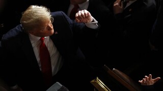 Trump zostáva prezidentom, oslobodili ho v oboch bodoch žaloby