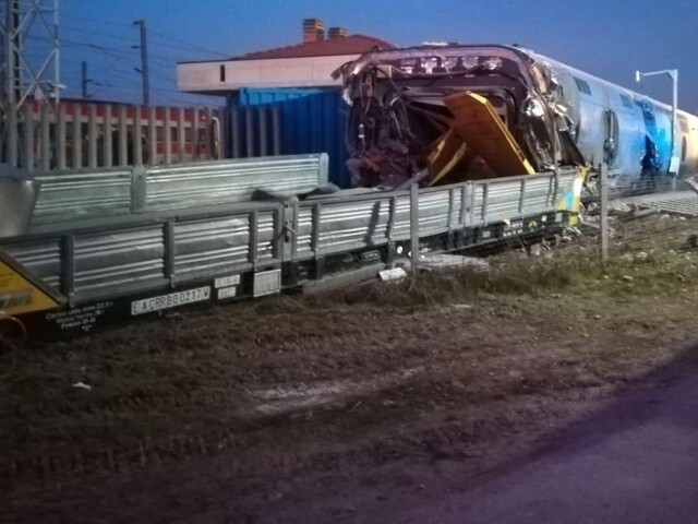 Vykoľajil sa vysokorýchlostný vlak. Nehoda si vyžiadala mŕtvych