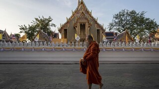 Thajskí mnísi chránia životné prostredie, z plastov si vyrábajú róby