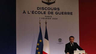 Macron varuje pred pretekmi v zbrojení a vyzýva k väčšej kontrole