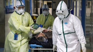 Vírus má už vyše 720 obetí, Čínu pobúrila smrť lekára