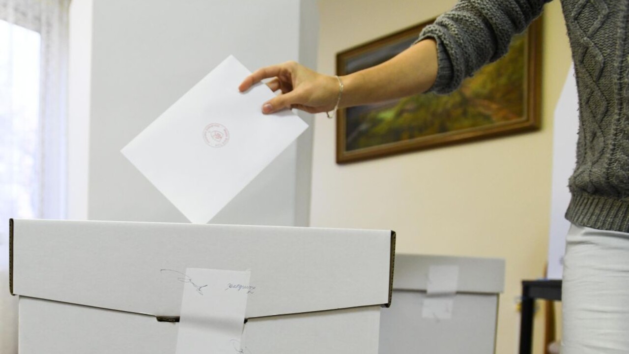 Nebudete cez voľby doma? Čas na vybavenie preukazu sa kráti