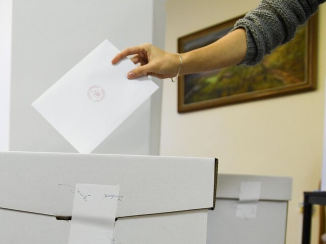 Nebudete cez voľby doma? Čas na vybavenie preukazu sa kráti