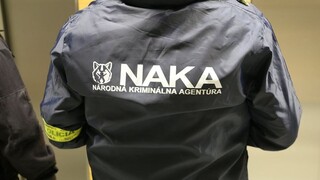 NAKA rozbila organizovanú skupinu, zadržala mužov aj ženu