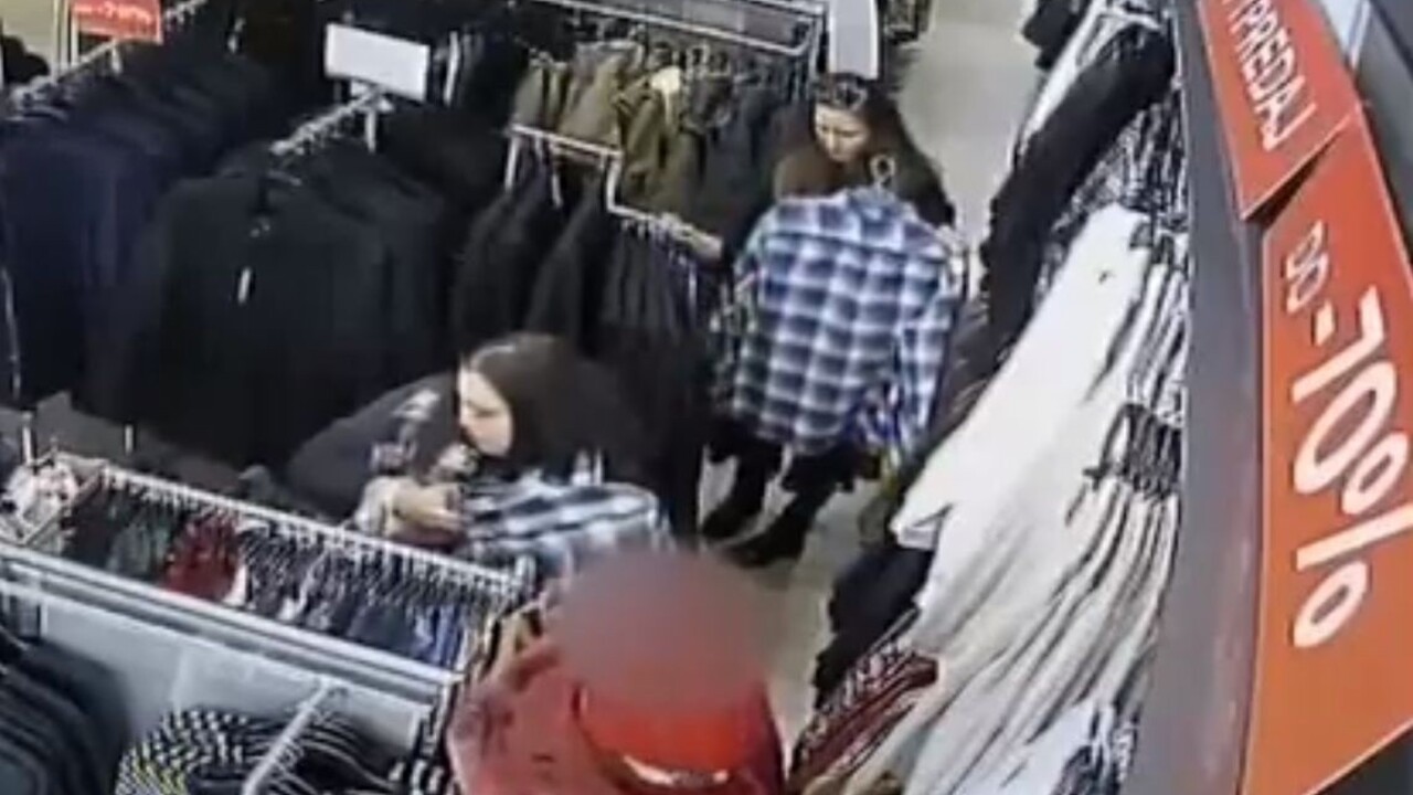 Zlodejky okradli dôchodkyňu. Krádež v butiku zachytila kamera