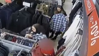 Zlodejky okradli dôchodkyňu. Krádež v butiku zachytila kamera