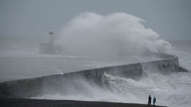 Obmedzili premávku, zrušili futbal. Na Britániu udrela Ciara