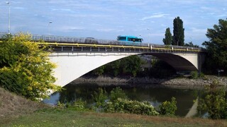 Zdvihla sa hladina rieky, práce na Vážskom moste môžu meškať