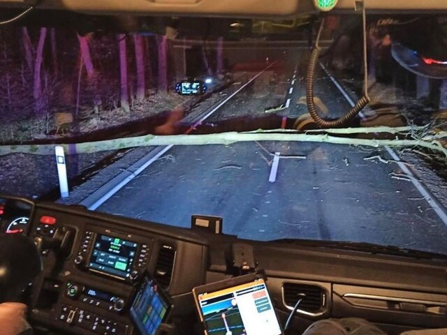 Búrka so silou orkánu zasiahla Česko, ľudia sa ocitli bez elektriny