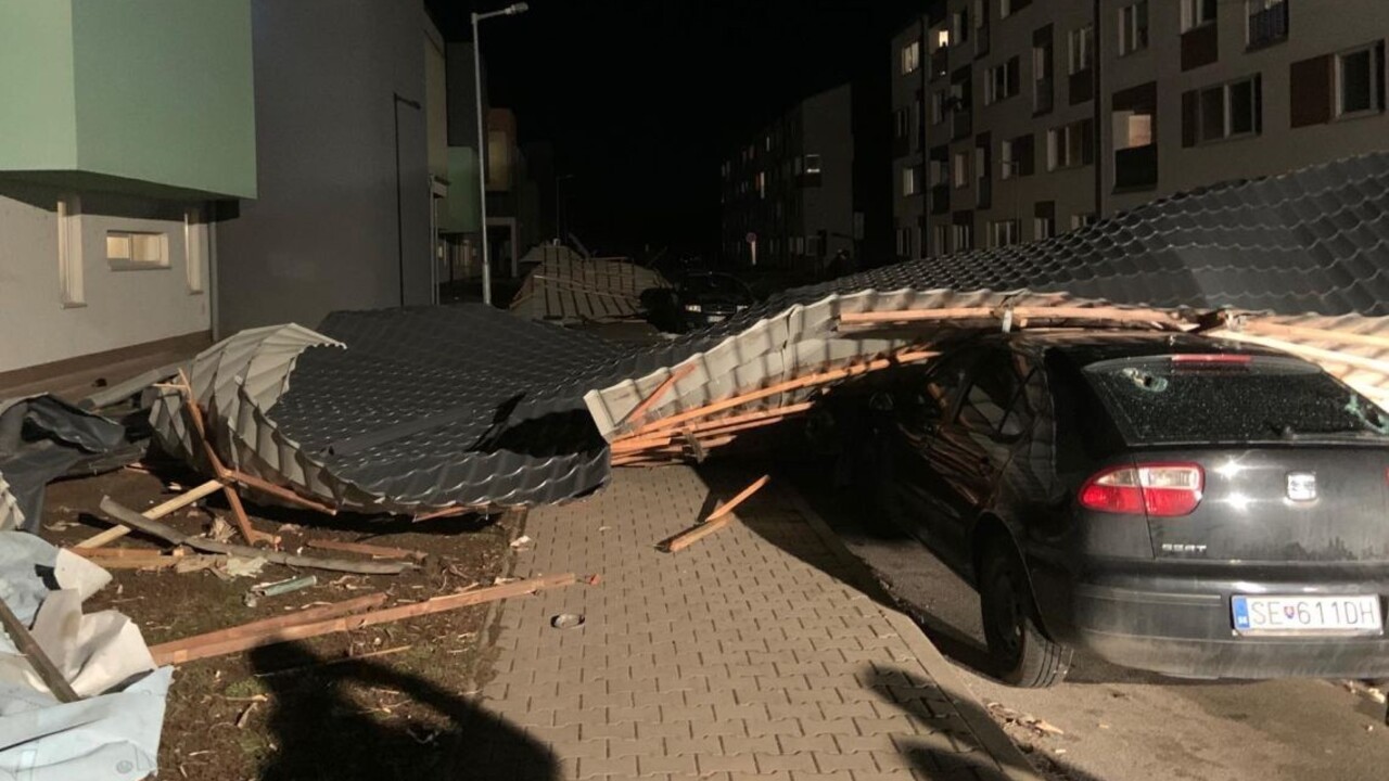 V Senici na sídlisku odletela strecha, museli ošetriť zranené dieťa