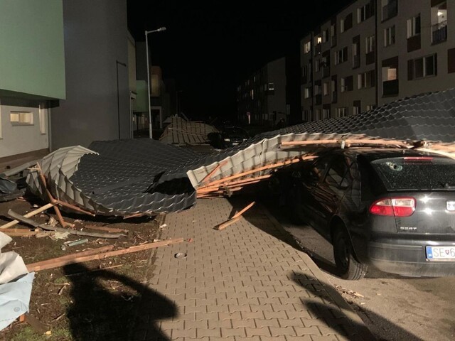 V Senici na sídlisku odletela strecha, museli ošetriť zranené dieťa